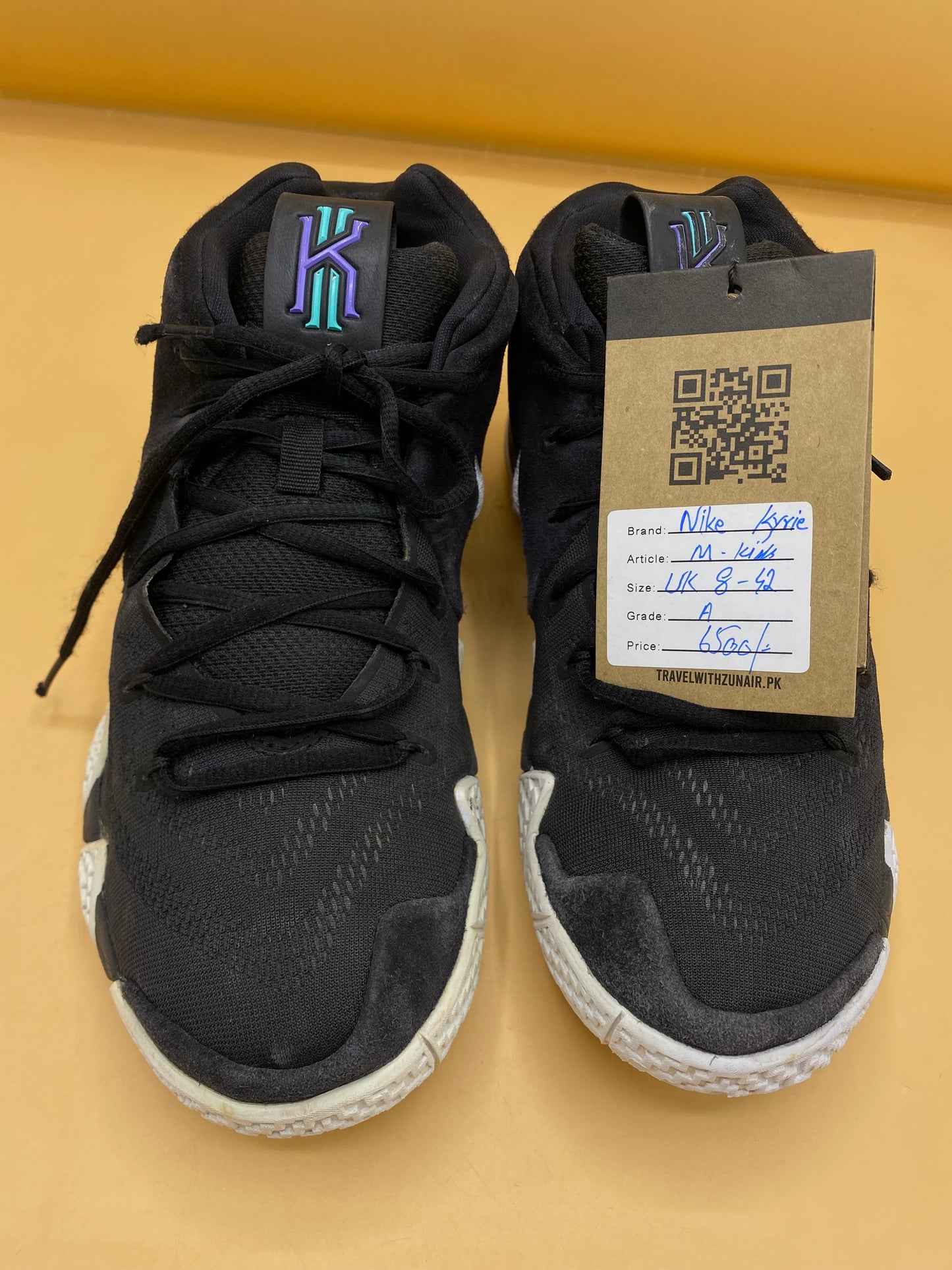 Nike Kyrie 4 Black White Basketbball