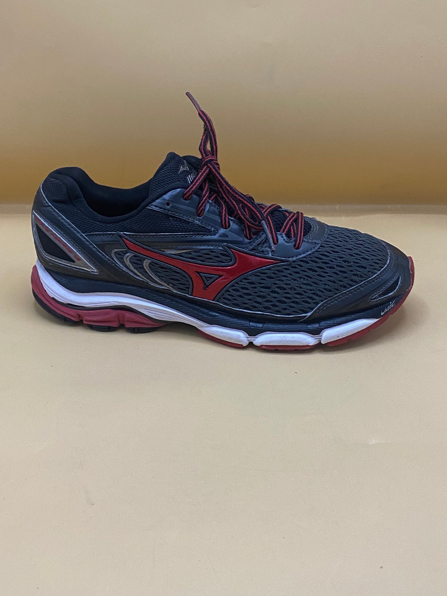 Mizuno Mens Wave Inspire 13 Gunmetal Red