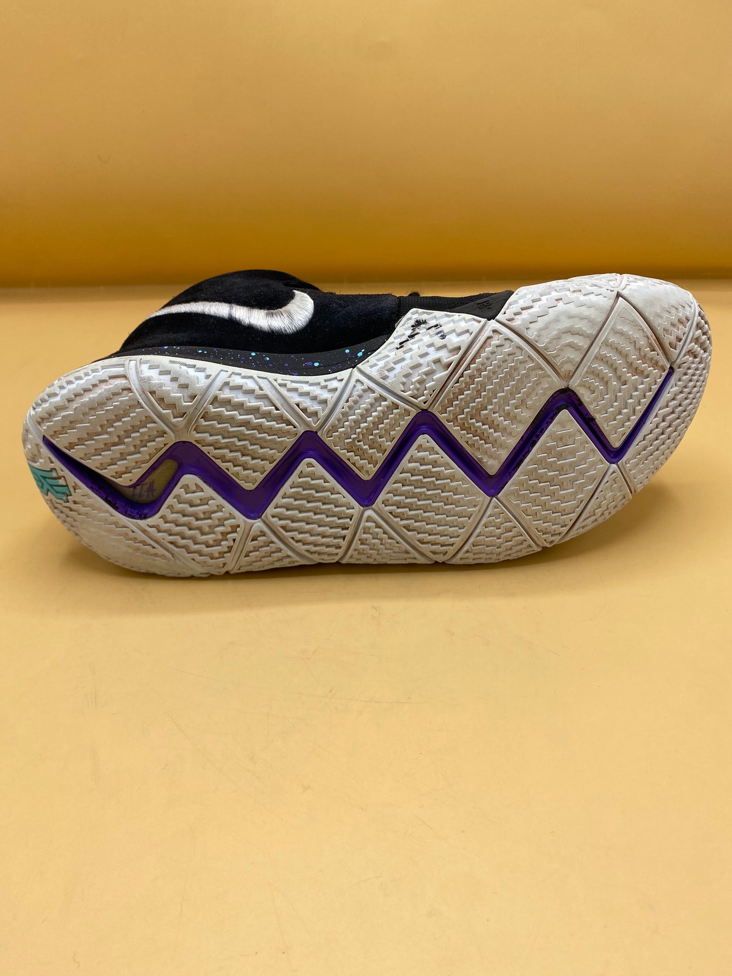 Nike Kyrie 4 Black White Basketbball