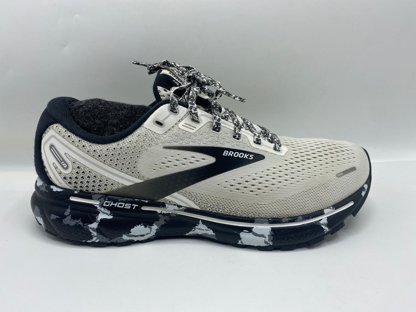 Brooks White Black Ghost Snearkers