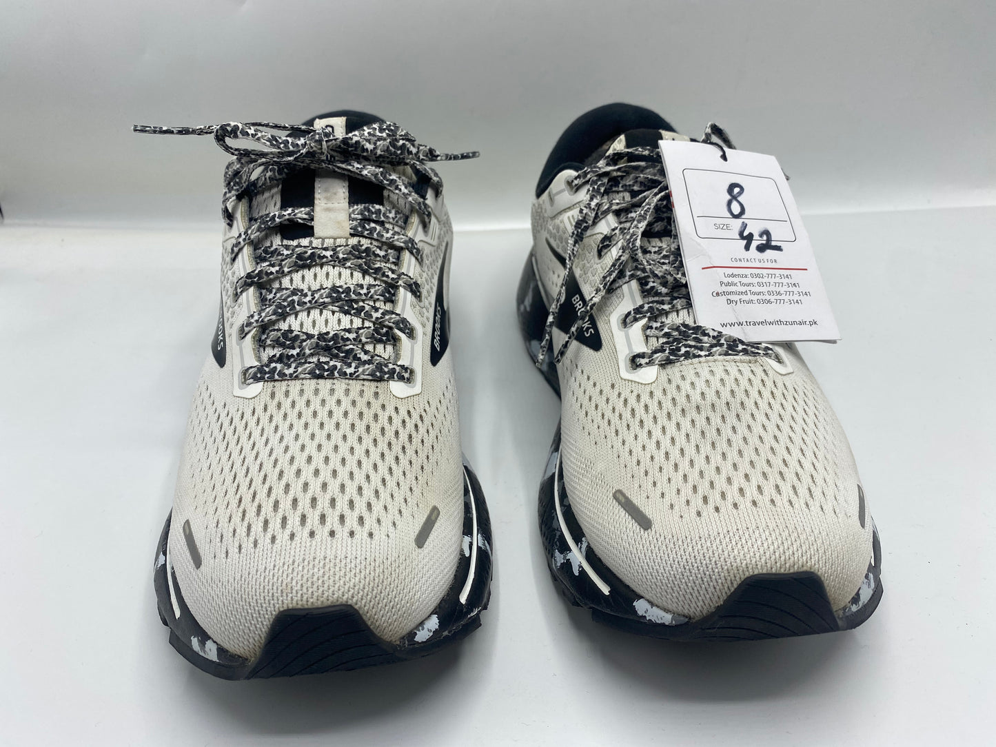 Brooks White Black Ghost Snearkers
