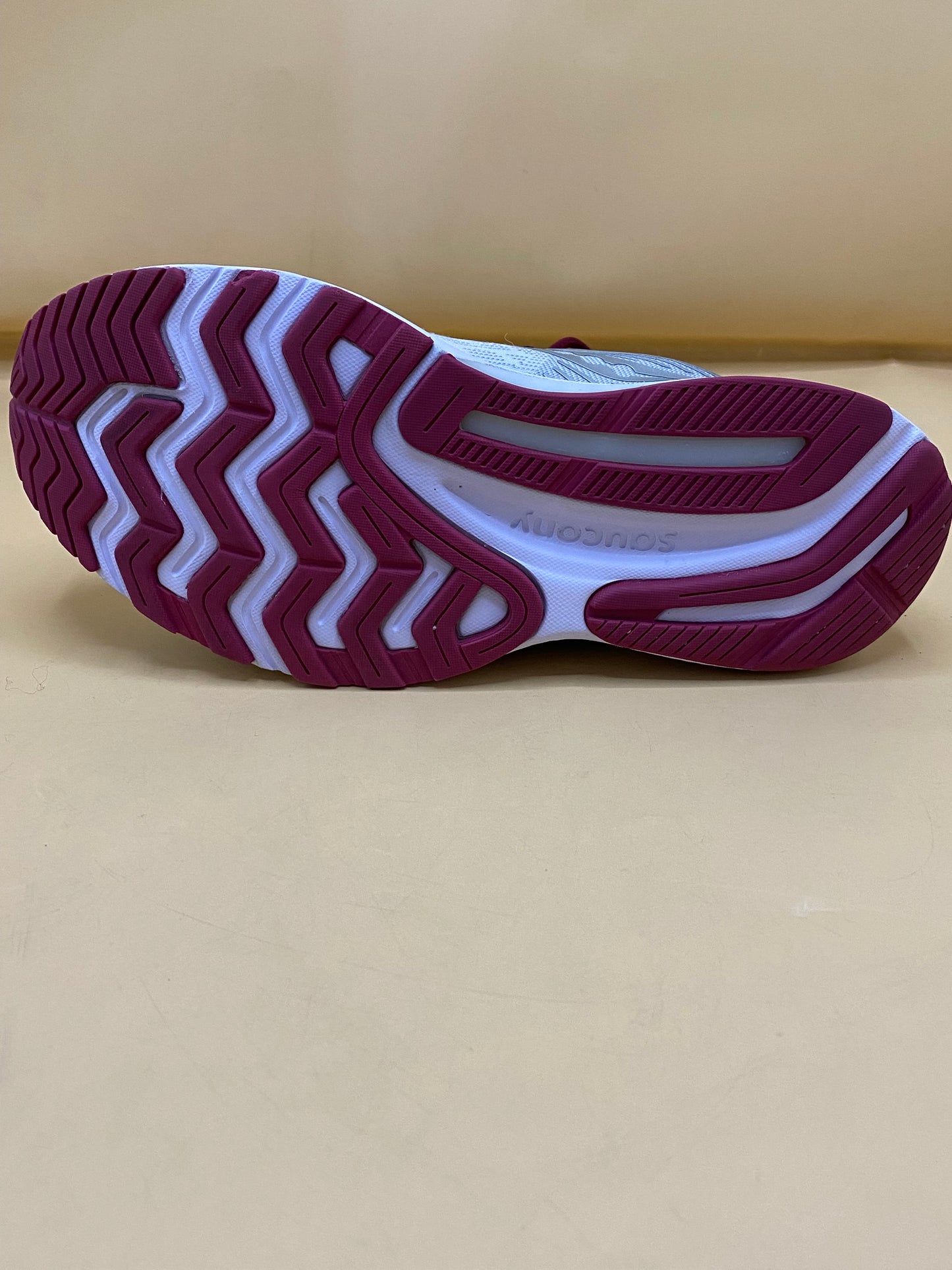 SAUCONY GUIDE 14 PWRRUN RUNNING SHOES IN ALLOY/ CHERRY COLOR
