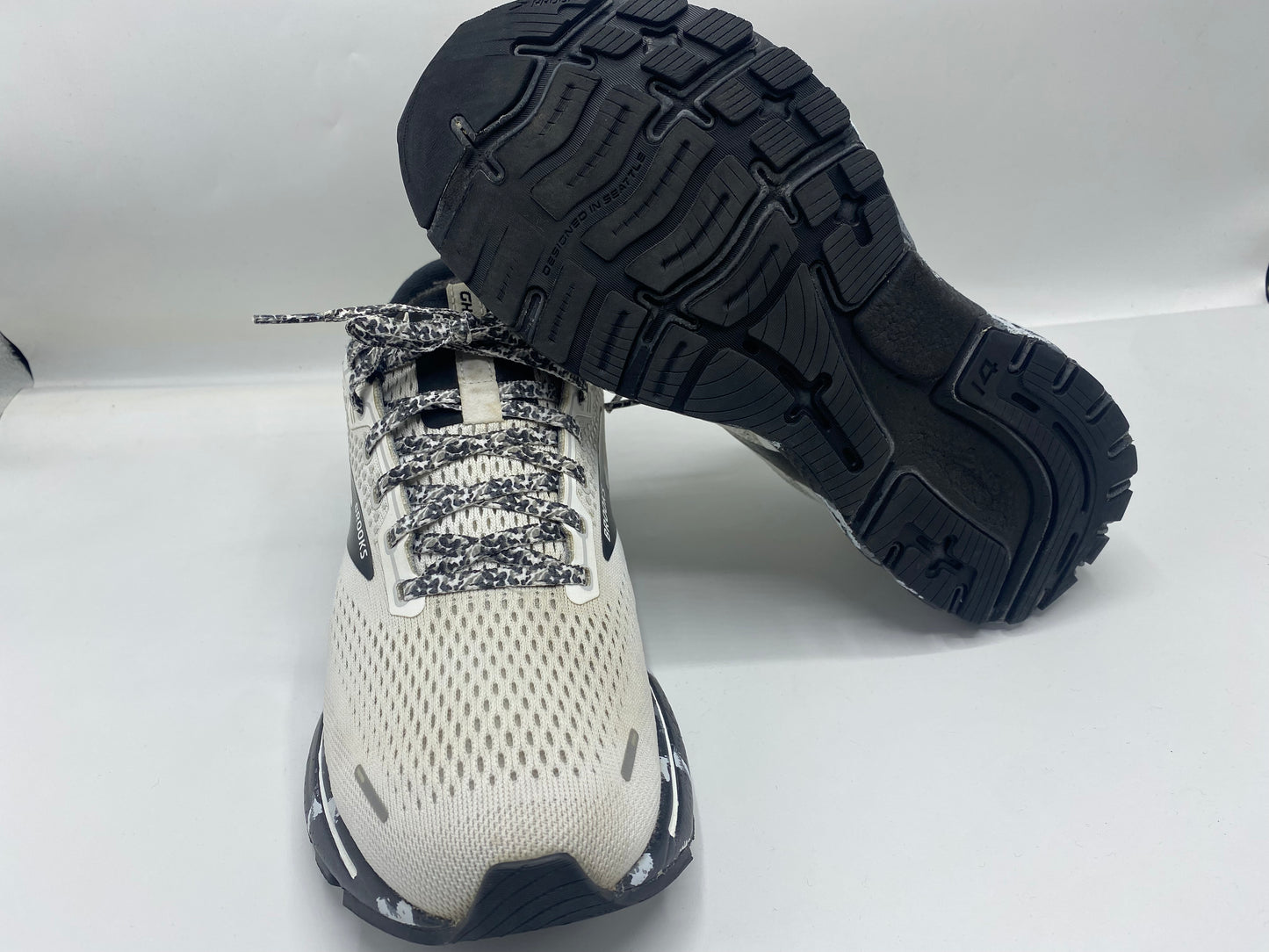Brooks White Black Ghost Snearkers